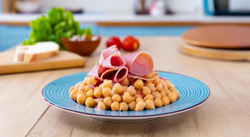 Salada de mortadela com grão de bico