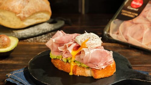 Avocado Toast com Presunto Royal e Ovo Poche