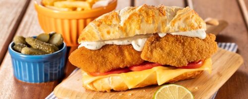 Sanduíche de Tilápia Empanada com Molho de Queijo