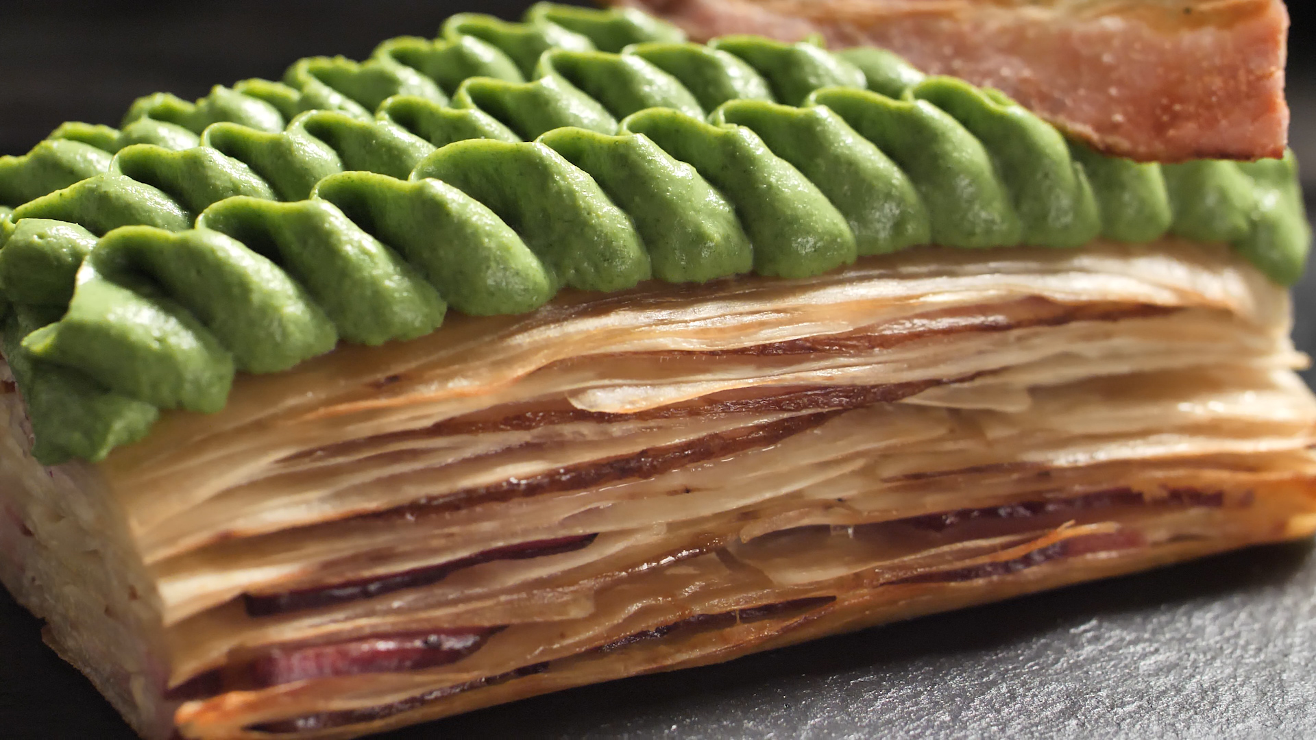 Bacon no Mil Folhas de Mandioca com Creme de Espinafre