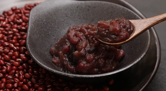 Pasta de feijão doce em uma tigela preta.