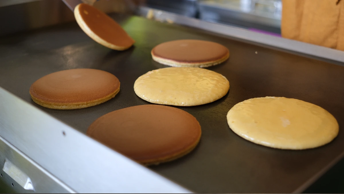 Panquecas de dorayaki sendo preparadas em uma chapa.
