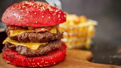 Duplo Burger Bacon com Picles de Cebola Roxa, Queijo Cheddar no Pão de Pimenta Biquinho
