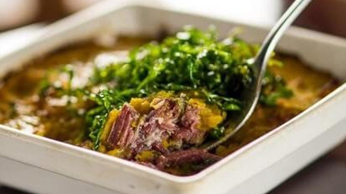 escondidinho de carne seca com abóbora e crisp couve