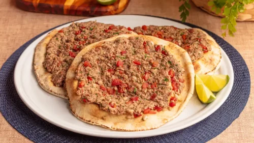 Esfiha de carne no pão árabe