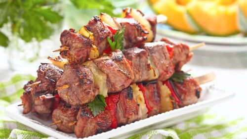 Espetinho de Carne com Bacon e Abacaxi
