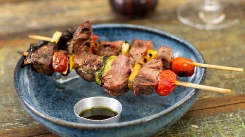 Espetinho de Carne com Legumes e Pesto de Shissô