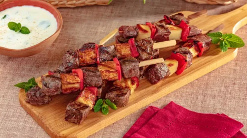 O espetinho de carne com queijo coalho é perfeito para inovar na festa junina
