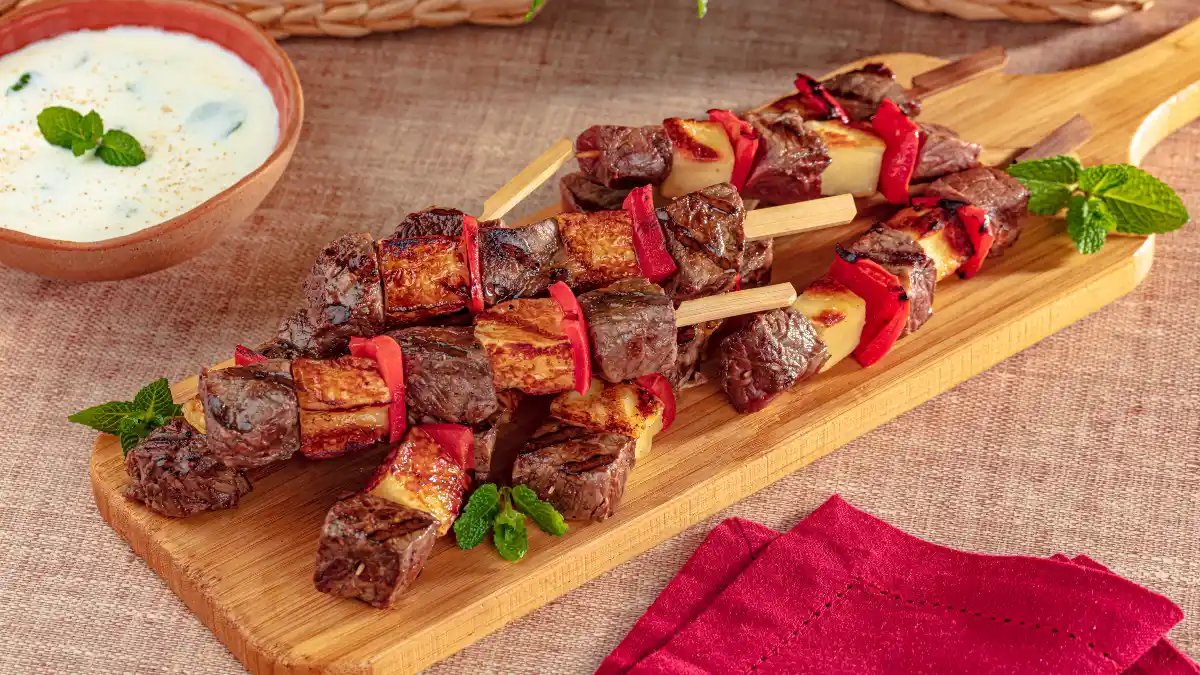 O espetinho de carne com queijo coalho é perfeito para inovar na festa junina