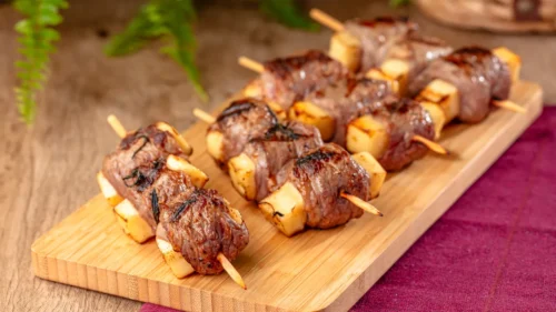 Espetinho de carne recheado com queijo