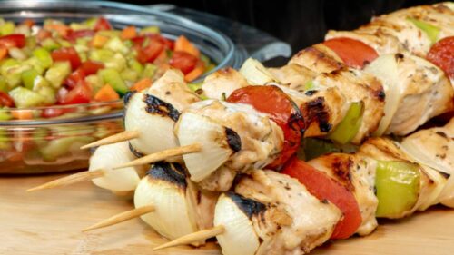 Espetinho de Frango Árabe com Vinagrete de Melaço