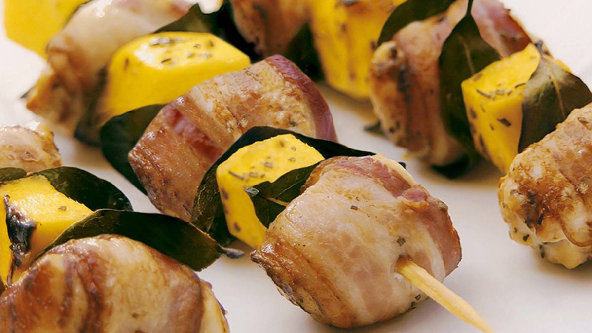 Espetinho de Frango com Bacon e Manga