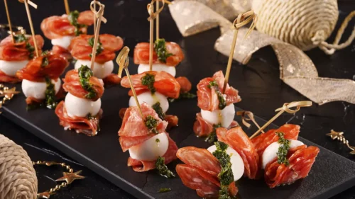 Espetinho de Salame com Muçarela de Búfala e Pesto
