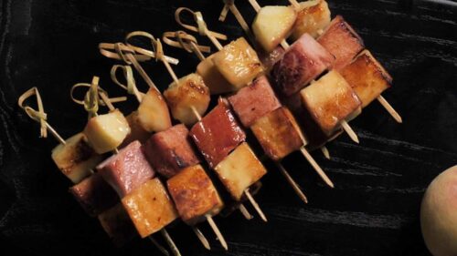 Espetinho de Tender com Espumante, Queijo Coalho, Pêssego e Mel