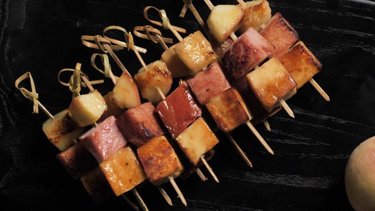 Espetinho de Tender com Espumante, Queijo Coalho, Pêssego e Mel