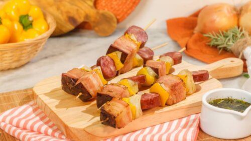 Espetinhos de churrasco para todos os gostos! Veja ideias para inovar na festa junina