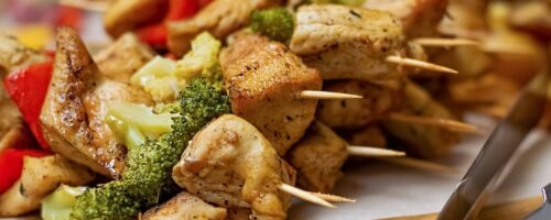 Espetinhos de Frango com Molho de Iogurte