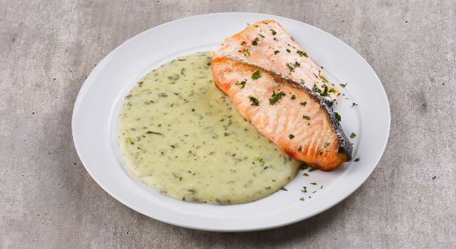 Creme de espinafre com dois filés de salmão cozidos
