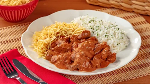 Estrogonofe simples de carne​