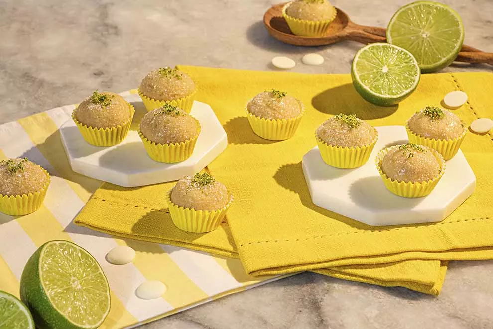 Divesos brigadeiro de de limão, em cima de uma mesa de mármore
