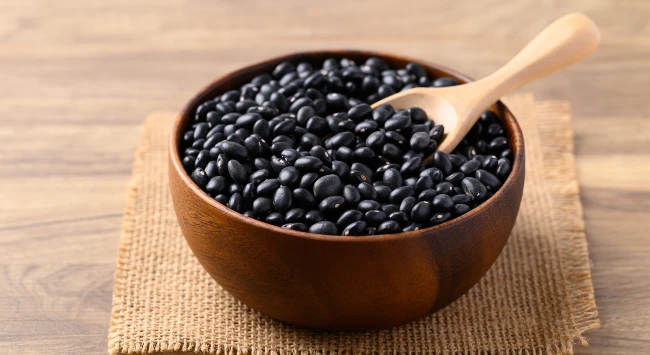 Uma tigela simples com uma porção de grãos de feijão preto.