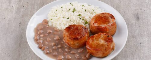 Medalhão de Filé Mignon Suíno com Bacon, Arroz e Feijão