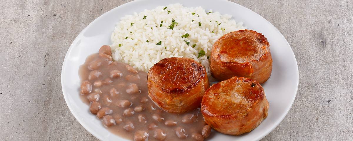 Medalhão de Filé Mignon Suíno com Bacon, Arroz e Feijão
