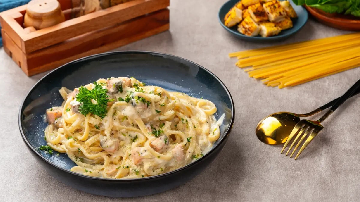 Fettuccine ao molho de sálvia com lombo suíno