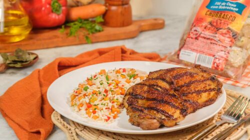 Filé de Coxa e Sobrecoxa Temperado e Arroz à Grega