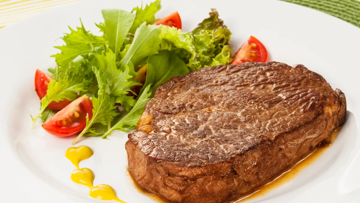 Filé de Entrecôte Grelhado com Salada