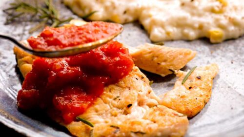 Filé de Frango com Creme de Milho e Molho de Tomate
