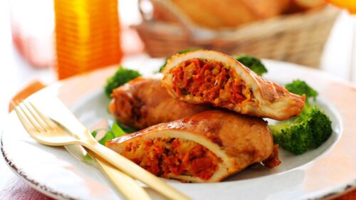 Filé de Frango Recheado com Tomate Seco, Pinhão e Manjericão