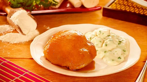 Filé de Sobrecoxa Assado com Creme de Palmito e Ervas