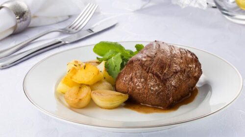 Filé Mignon com Vinho e Cebolas Adocicadas