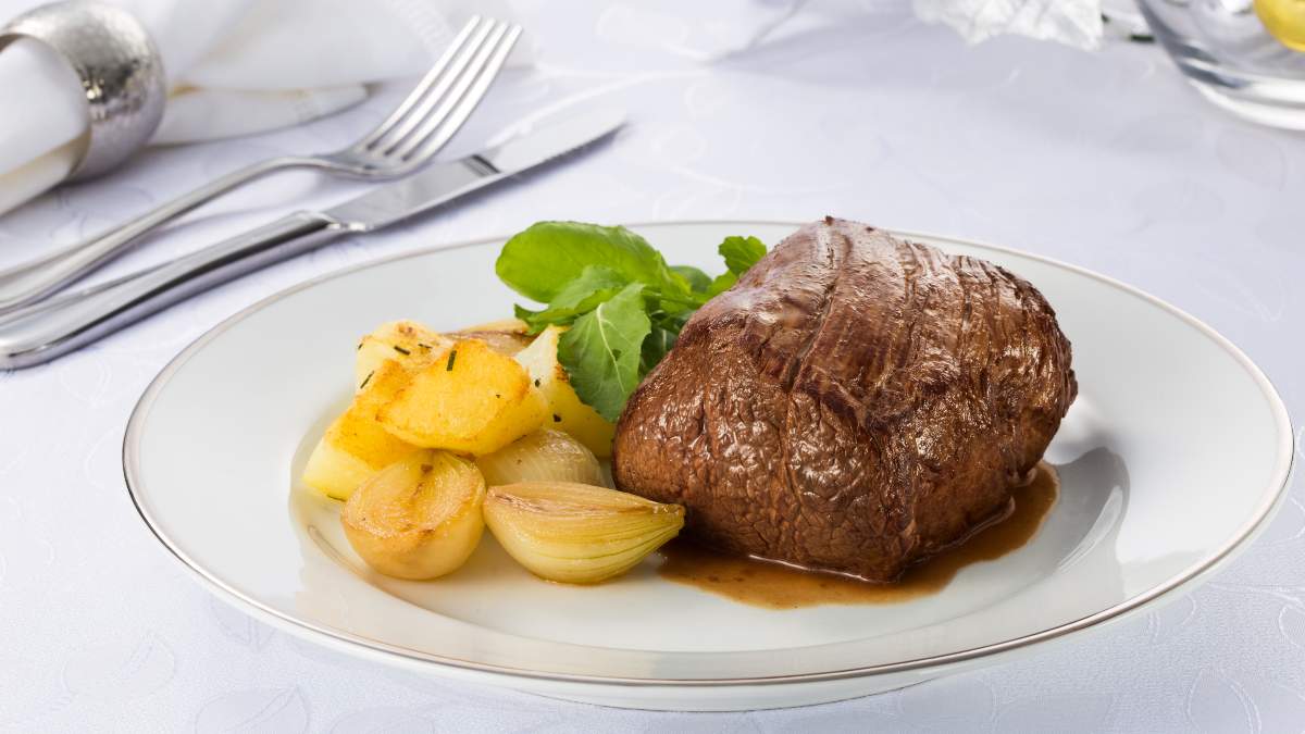 Filé Mignon com Vinho e Cebolas Adocicadas