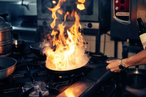 Como flambar carne para uma receita profissional?