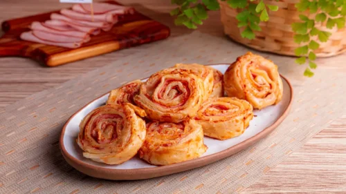 Folhado de Peito de Peru com Queijo Minas