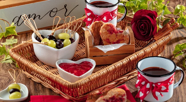 Uma cesta de dia dos namorados com fondue de chocolate na caixa.