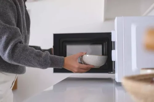 Esquentar comida no micro-ondas faz mal? Descubra tudo!