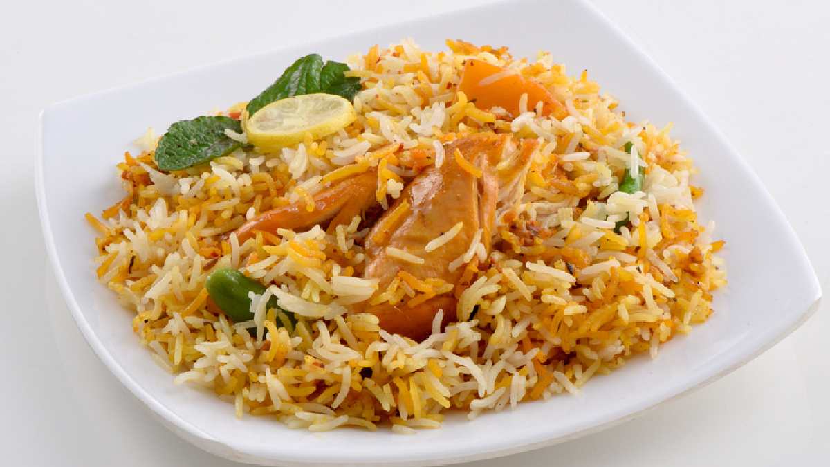 Frango à Cubana Empanado com Arroz Maluco
