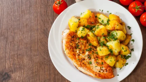 Frango assado com batata: as melhores dicas para deixar o prato suculento