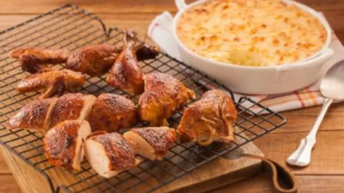 Frango de padaria com purê de batata e 2 queijos