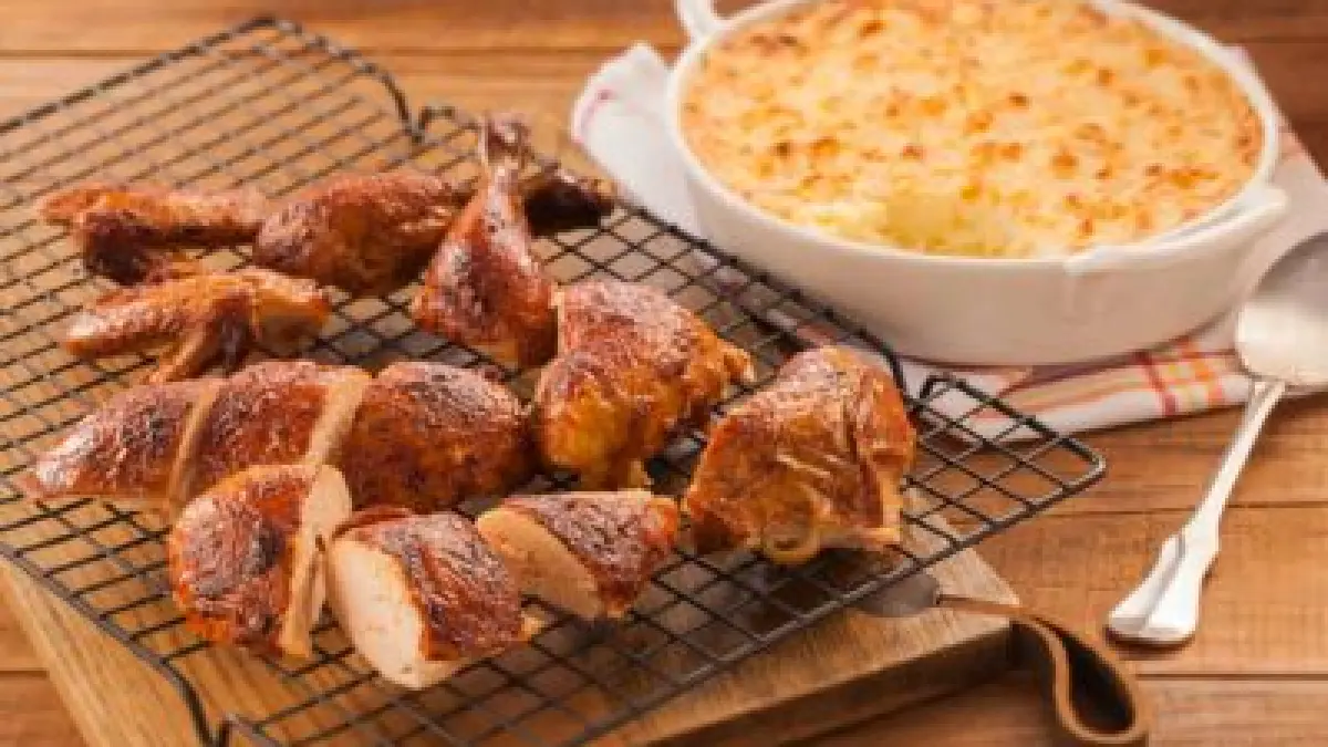 Frango de padaria com purê de batata e 2 queijos