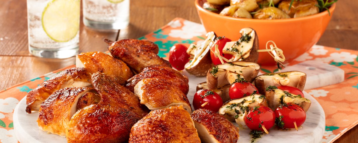 Frango de Padaria Seara com Espetinhos de Shitake e Batatas Ao Murro