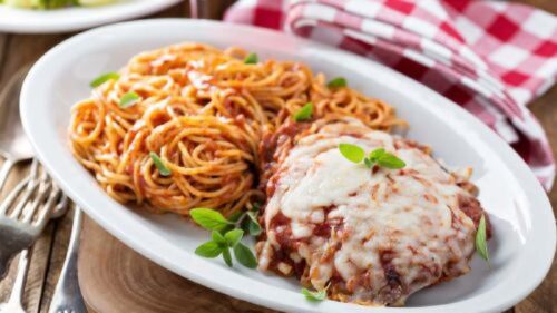 Frango à parmegiana: 10 acompanhamentos perfeitos para o prato