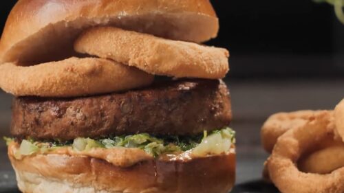 Hambúrguer Assado com Onion Rings e Molho Hot Sauce