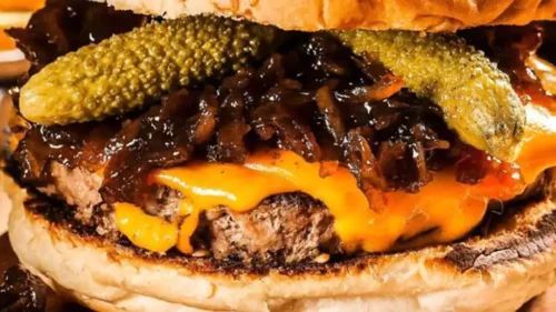 Hambúrguer de Picanha com Cheddar e Picles