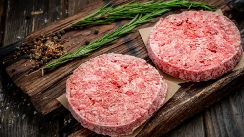 Como fazer hambúrguer caseiro para congelar: receita para otimizar a semana