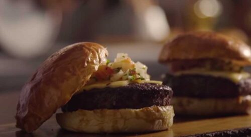 Hambúrguer de Picanha com Queijo Coalho e Vinagrete