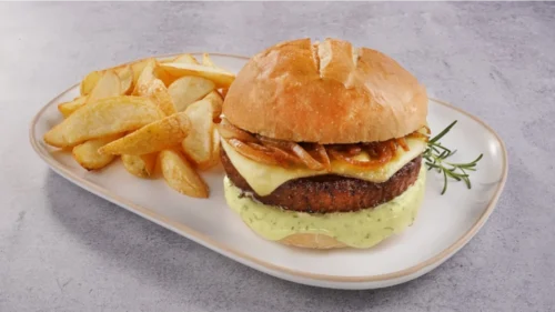 Hambúrguer de Wagyu com maionese de ervas e cebola caramelizada